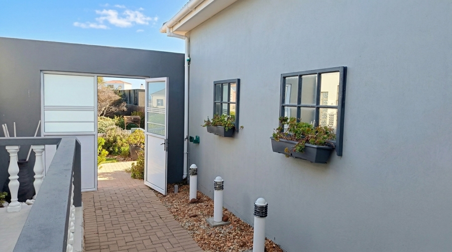 To Let 4 Bedroom Property for Rent in Oceanview Heights Western Cape